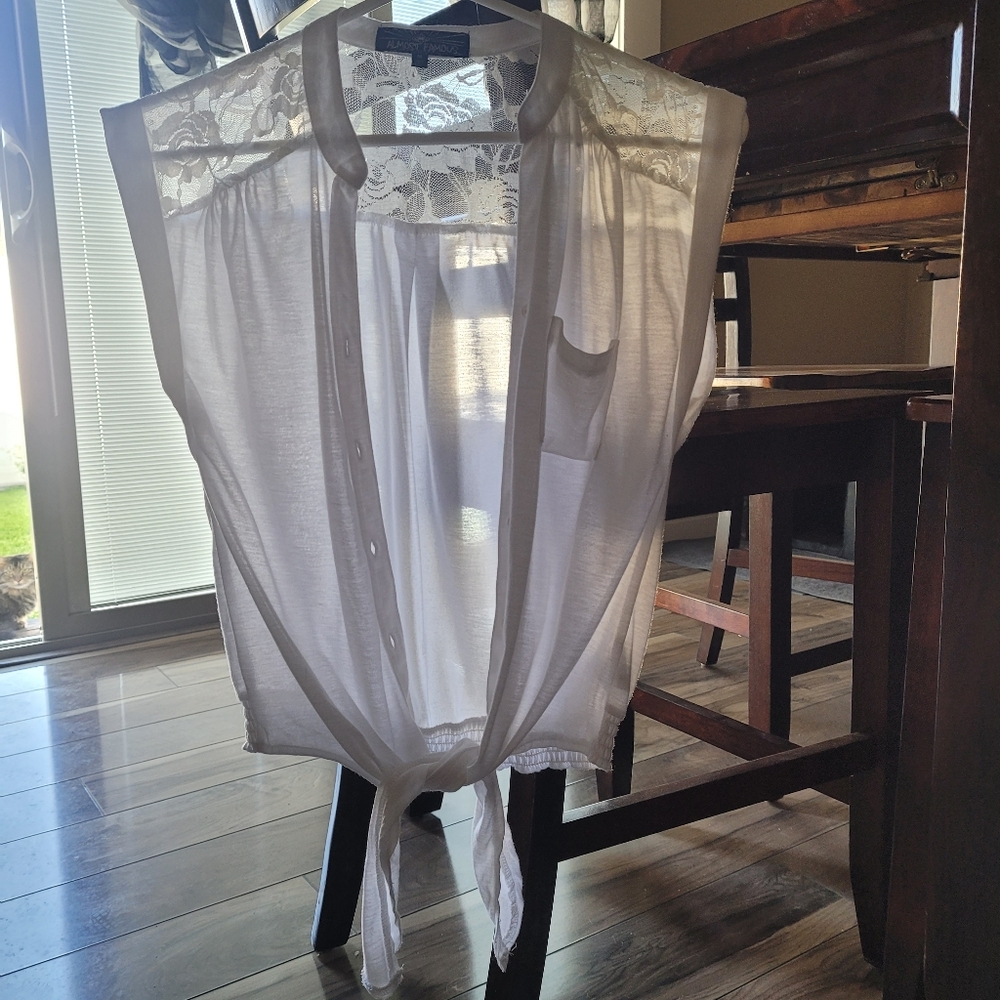 White cotton button/belly tie short sleeve top with lace on back along shoulders